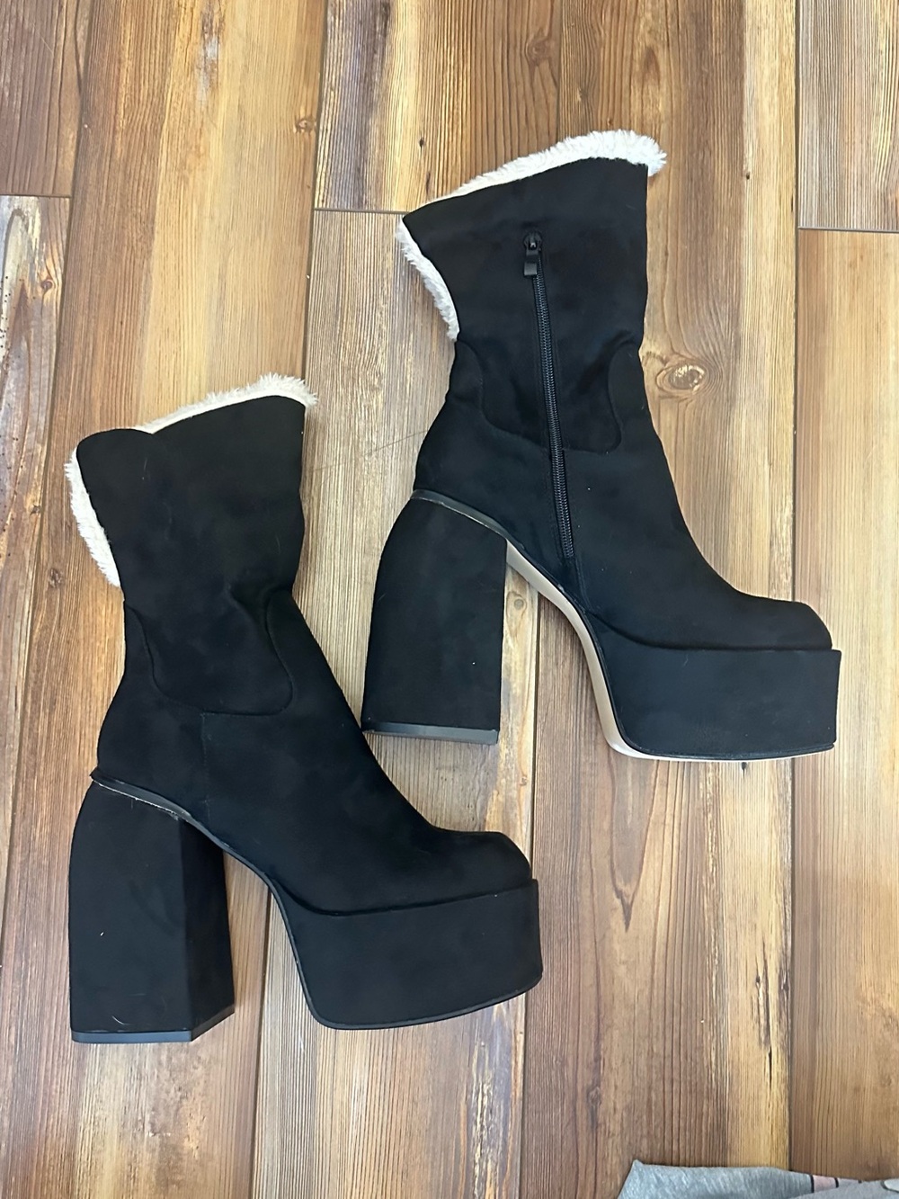 Fashion Nova Black Faux-Suede Platform Boots with Cream Shearling sz 7
